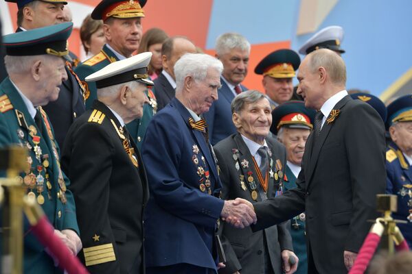 Presidente russo, Vladimir Putin, cumprimenta veteranos - Sputnik Brasil