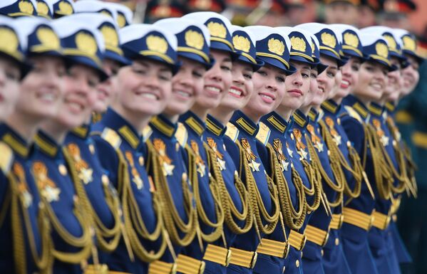 Militares femininas do Ministério da Defesa da Rússia durante parada militar - Sputnik Brasil