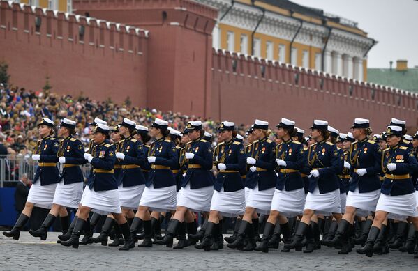 Militares femininas do Ministério da Defesa russo marcham na Praça Vermelha - Sputnik Brasil
