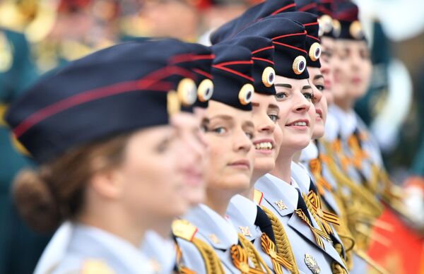 Cadetes femininas durante desfile do Dia da Vitória em Moscou - Sputnik Brasil
