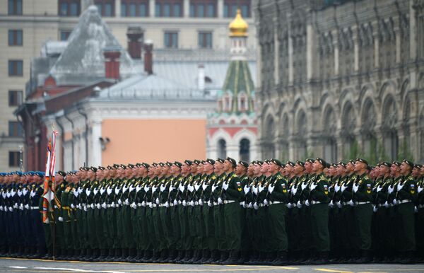 Militares durante parada militar na Praça Vermelha - Sputnik Brasil