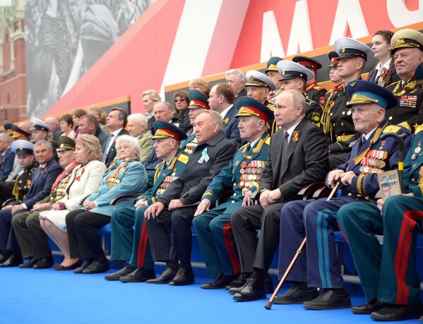 Presidente da Rússia, Vladimir Putin, assiste parada militar na Praça Vermelha - Sputnik Brasil