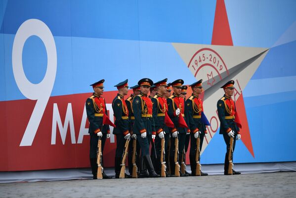 Militares antes do início da parada militar em Moscou - Sputnik Brasil