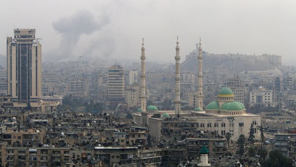 Fumaça após ataques em Aleppo, na Síria - Sputnik Brasil