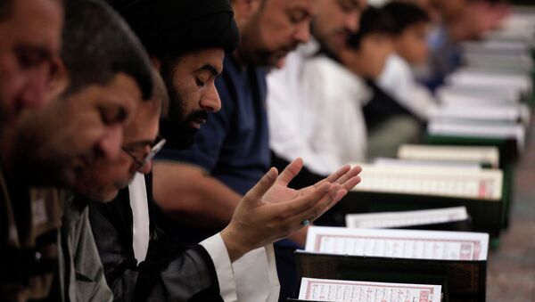 Fiéis muçulmanos leem o Alcorão na mesquita al-Imam Ali, durante o mês sagrado do Ramadã em Najaf, Iraque. - Sputnik Brasil