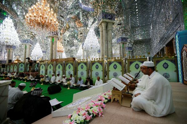 Fiéis leem o Alcorão na mesquita al-Imam Ali, durante o mês sagrado do Ramadã em Najaf, Iraque. - Sputnik Brasil