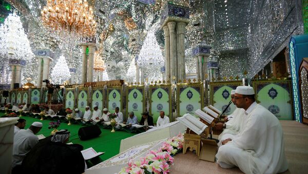 Fiéis leem o Alcorão na mesquita al-Imam Ali, durante o mês sagrado do Ramadã em Najaf, Iraque. - Sputnik Brasil