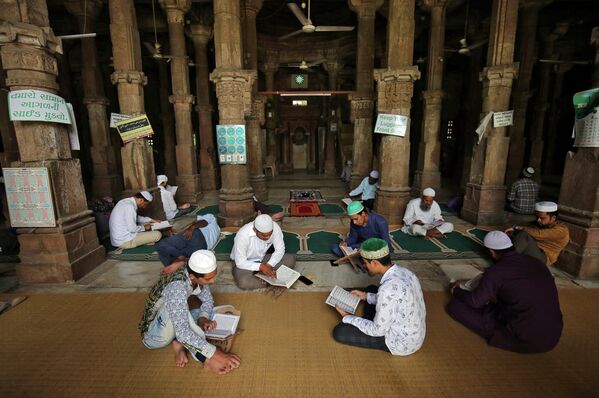 Muçulmanos lêem o Alcorão dentro de uma mesquita durante o sagrado mês de jejum do Ramadã em Ahmedabad, Índia. - Sputnik Brasil
