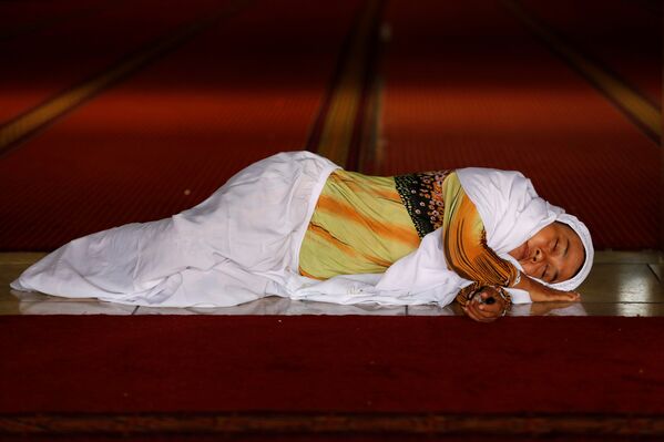 Uma muçulmana dorme enquanto espera pelo iftar (a quebra do jejum) na mesquita Istiqlal em Jacarta, Indonésia, 9 de maio de 2019. - Sputnik Brasil