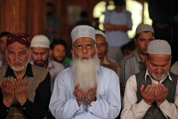 Muçulmanos rezam dentro de uma mesquita em Srinagar, capital da Caxemira no 9 de maio de 2019. - Sputnik Brasil