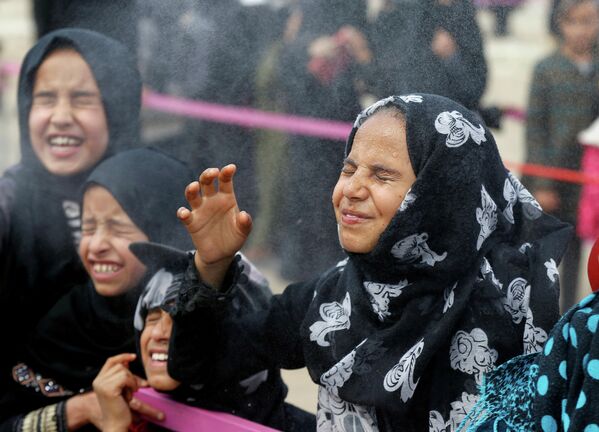 Meninas iemenitas reagem ao serem borrifadas com água por voluntárias no mês sagrado do Ramadã em Sanaa, Iêmen 8 de maio de 2019. - Sputnik Brasil