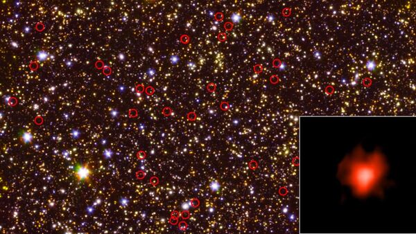 Foto tirada pelo telescópio espacial Spitzer, da NASA, mostra galáxias extremamente distantes (circuladas em vermelho), com uma delas sendo mostrada no canto inferior direito - Sputnik Brasil