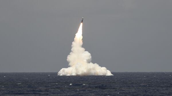Míssil Trident II D5 desarmado é lançado do submarino de mísseis balísticos USS Rhode Island, da classe Ohio (imagem referencial) - Sputnik Brasil