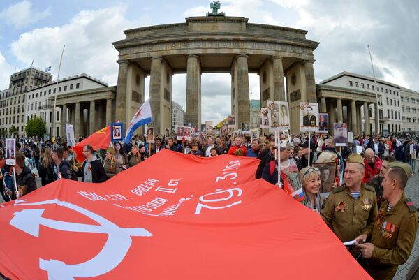 Participantes da marcha do Regimento Imortal, no Dia da Vitória, em homenagem ao 74º aniversário do triunfo sobre a Alemanha nazista em 1945, Berlim - Sputnik Brasil