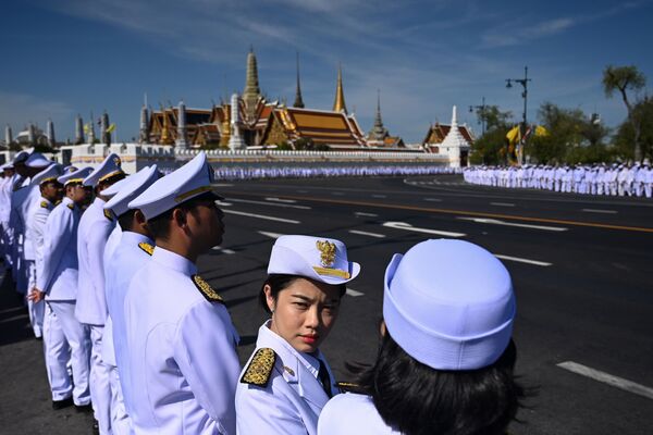 Funcionários à espera da chegada do rei tailandês Maha Vajiralongkorn para sua coroação em Bangkok, 4 maio de 2019 - Sputnik Brasil