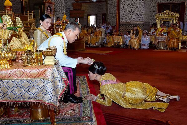 Rei tailandês Maha Vajiralongkorn ungindo sua filha Sirivannavari Nariratana durante a coroação - Sputnik Brasil