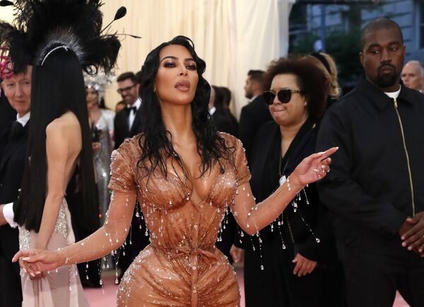 A celebridade americana Kim Kardashian com seu esposo Kanye West durante o Met Gala 2019 - Sputnik Brasil