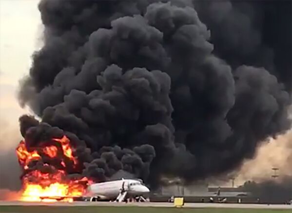 Fumaça preta se levanta de avião SSJ100 que fez pouso de emergência perto de Moscou - Sputnik Brasil