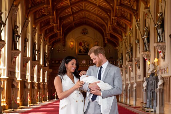 Príncipe Harry e Meghan, duquesa de Sussex, durante uma foto para a imprensa com seu filho recém-nascido em St. George’s Hall, no castelo de Windsor - Sputnik Brasil