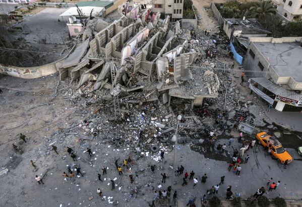 Um edifício na Faixa de Gaza destruído pelos ataques aéreos de Israel - Sputnik Brasil