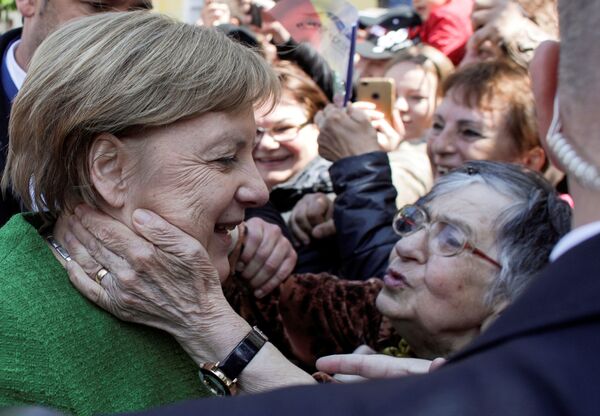 Chanceler alemã, Angela Merkel, cumprimenta as pessoas depois de posar para uma “foto de família” durante a reunião informal dos líderes da União Europeia em Sibiu, Romênia - Sputnik Brasil