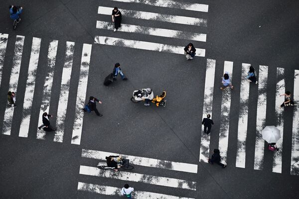 Pedestres atravessam uma rua do bairro Ginza, Japão - Sputnik Brasil