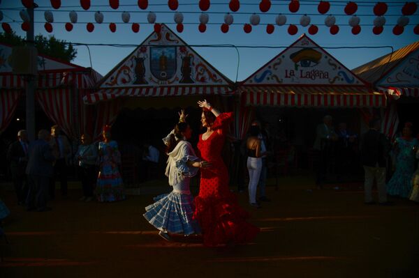 Mulheres dançam durante festival o Feira de Abril em Sevilha - Sputnik Brasil