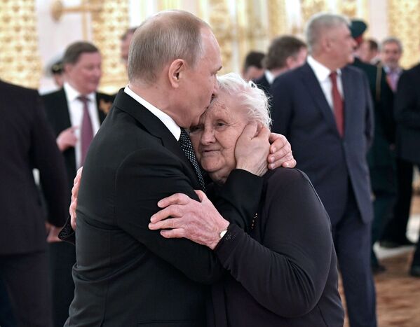 O presidente russo, Vladimir Putin, e sua professora da escola Vera Gurevich durante as celebrações dedicadas ao 74º aniversário da Vitóriaовщины Победы - Sputnik Brasil