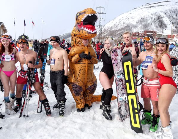 Participantes do festival Khibiny-Bikini 2019 na encosta norte do complexo de esqui Bolshoi Vudyavr na cidade de Kirovsk, região russa de Murmansk - Sputnik Brasil