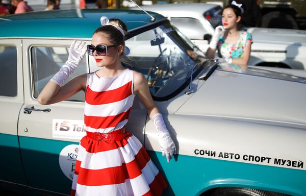 Menina posa ao lado de um carro Volga GAZ-21 desenvolvido em 1956 na União Soviética - Sputnik Brasil