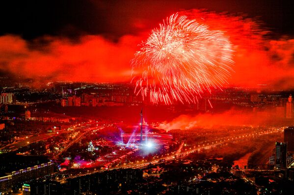 Show de fogos de artifício em Moscou dedicado às celebrações do 74º aniversário da Vitória - Sputnik Brasil