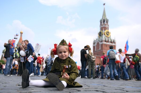 Participante da marcha do Regimento Imortal dedicada ao Dia da Vitória, Moscou - Sputnik Brasil
