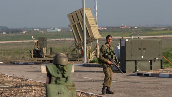 Um soldado israelense guarda o sistema de defesa aérea Iron Dome (Cúpula de Ferro), implantado nas colinas de Golã, perto da fronteira com a Síria. - Sputnik Brasil