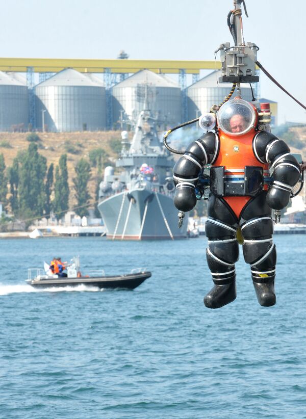 Militar em traje de mergulho atmosférico durante a demonstração das capacidades de equipamentos de resgate da Frota do Mar Negro russa - Sputnik Brasil
