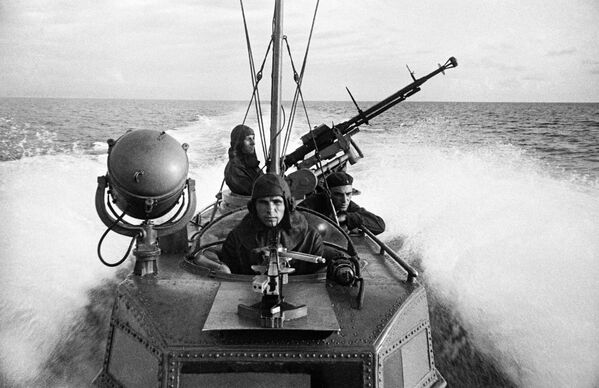 Marinheiros russos desempenham missão de combate a bordo de lancha de torpedos - Sputnik Brasil