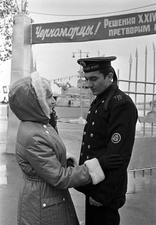 O casal se despede antes da saída de um navio para o mar na época da Marinha da URSS - Sputnik Brasil