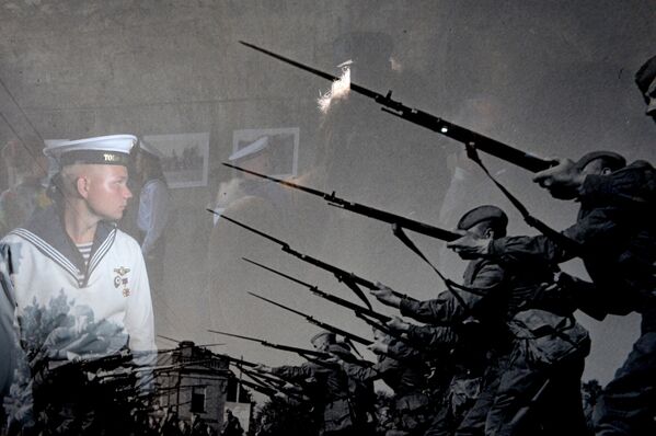 Militar da Frota do Mar Negro assistindo à exposição de fotos Exército e Marinha da Rússia, em Sevastopol - Sputnik Brasil