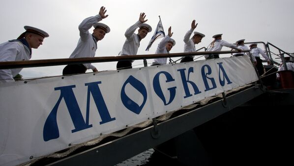 Marinheiros da Frota do Mar Negro em Sevastopol subindo a bordo do cruzador de mísseis Moskva - Sputnik Brasil
