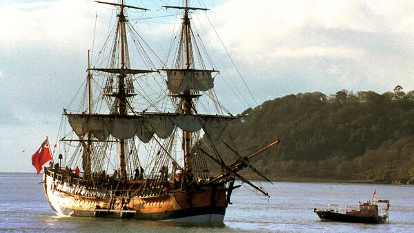 Réplica do navio Endeavour, do capitão James Cook, prepara-se para deixar Plymouth, Inglaterra, 14 de janeiro de 1998 (imagem de arquivo) - Sputnik Brasil