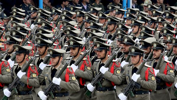 Soldados iranianos desfilam em parada militar em Teerã - Sputnik Brasil