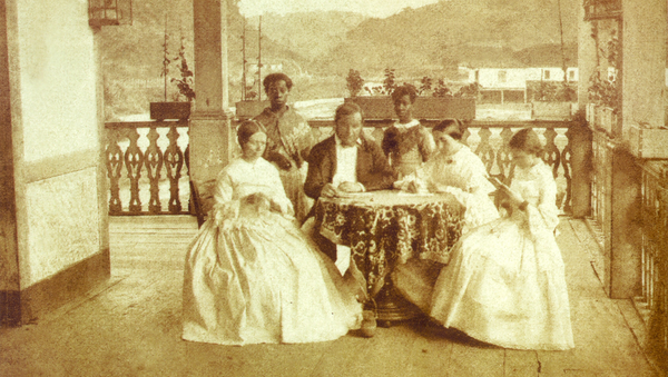 Uma família brasileira e sua escravas domésticas em foto de 1860. - Sputnik Brasil