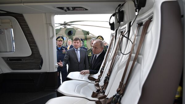 Presidente russo Vladimir Putin inspecciona o mais recente avião militar Mi-38T, em Kazan, Rússia, 13 de maio de 2019 - Sputnik Brasil