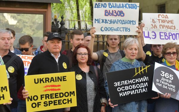 Diretor-geral da agência Rossiya Segodnya, Dmitry Kiselev, participando da ação em apoio do jornalista Kirill Vyshinsky perto da embaixada da Ucrânia em Moscou, 15 de maio de 2019 - Sputnik Brasil