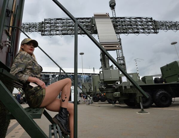 Jovem é fotografada na exposição internacional de armamento e equipamento militar MILEX 2019, em Minsk - Sputnik Brasil