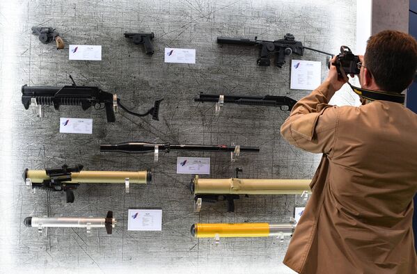 Homem fotografa armas que estão sendo expostas na MILEX 2019, em Minsk - Sputnik Brasil