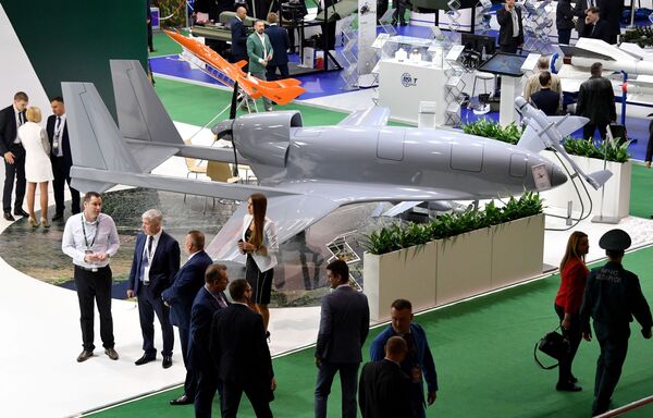 Drone Yastreb rodeado por visitantes na exposição militar MILEX 2019, em Minsk - Sputnik Brasil