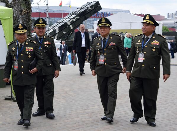 Militares dão uma volta pela exposição MILEX 2019, que está sendo organizada em Minsk, na Bielorrússia - Sputnik Brasil