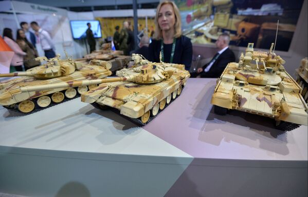 Miniaturas de veículos blindados são apresentadas na exposição internacional de armamento e equipamento militar MILEX 2019, em Minsk - Sputnik Brasil
