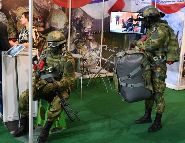 Manequins vestidos com trajes militares e segurando assessórios militares na MILEX 2019, em Minsk - Sputnik Brasil