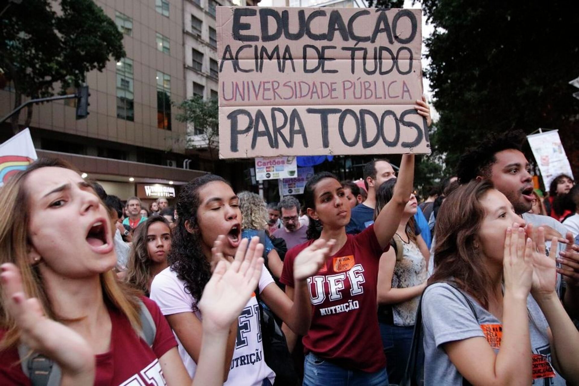 Estudantes e professores de institutos federais e universidades fazem manifestação na Avenida Presidente Vargas em protesto contra o bloqueio de verbas da educação - Sputnik Brasil, 1920, 05.07.2022